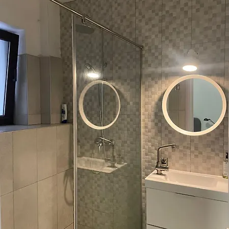 Modern In Center *