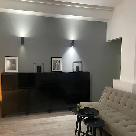 Modern In Center Apartment